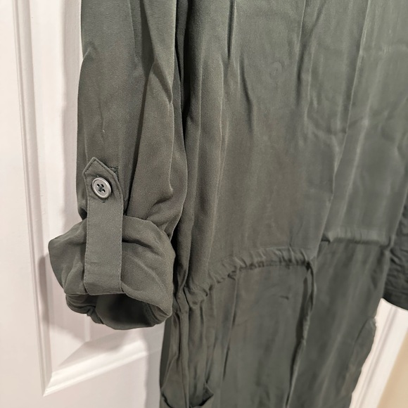 Cupcakes & Cashmere boutique Army Green Dress. Size XS - Picture 4 of 4